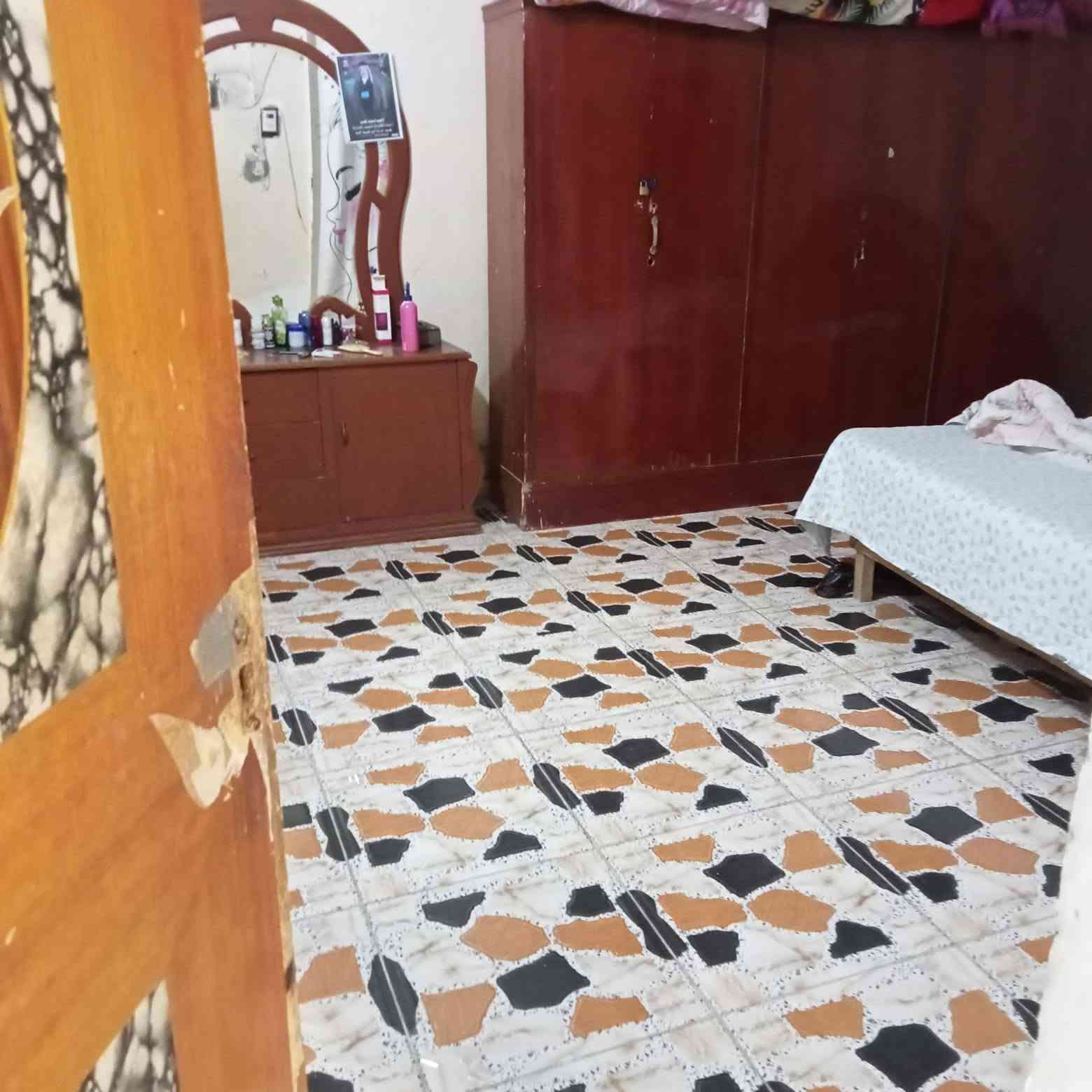بيت للئيجر بحي الجامعه قرب مستشفى الولاده قرب البو حسين ١٠٠ متر غرفه وصاله وبراني ومطبخ وصحيات وفوك غرفه تبليط مجاري ماء كهرباء خط مولده مكلف بلنشر اتصل على رقم ‏‪***********‬‏ الخاص ما متواجد
