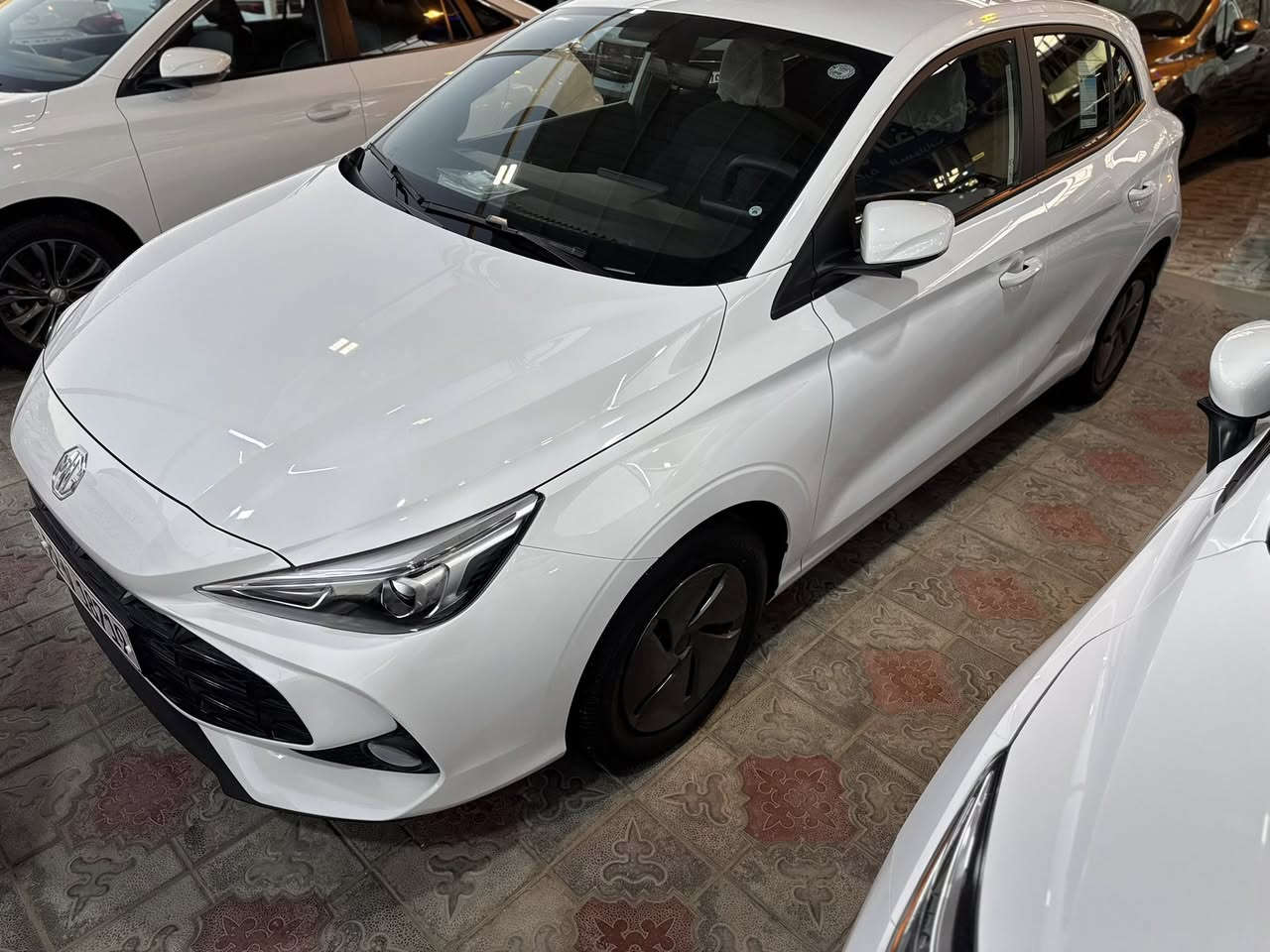 السلام عليكم للبيع
-النوع MG3 
-موديل 2025 
-ماشية 9km قابل لزياده 
-شاشة كبيرة كاربلي وكامرة دواره 
-رقم شمالي أربيل بأسمي وكاله تحويل مضمون 
-إشارة بلمري 
-لايت وبك لايت LED 
-السيارة أخت الزيرو بيها بس ملاحظه زغيره بلباب الخلفي موضحة بالصورة 
-السعر 103 
-للاستفسار ***********
