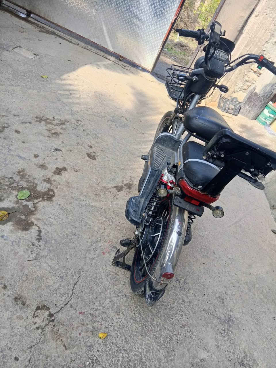 السلام عليكم دراجة شحم نضيفة حيل بطاريات جدد بس وحدة ضعيفة سعر 275مكان عبايجي ***********
