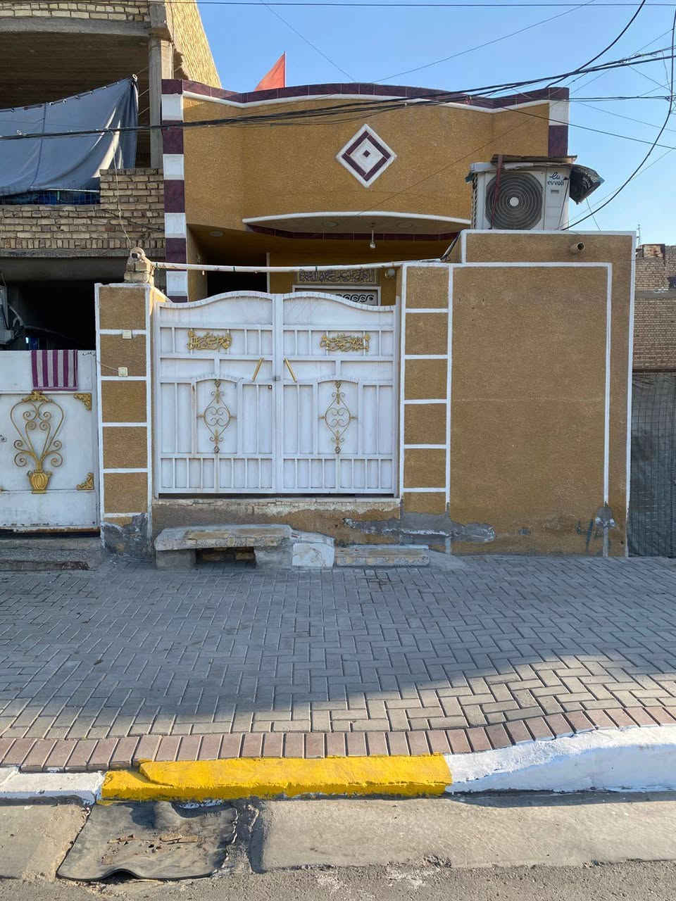 الدار للبيع مساحه 100م منطقه الثلاثينيات البيت ع ساحه ارتفاع السقف 3م و30 بناء جديد مكلف بل نشر  التواصل مع صاحب الدار ***********
