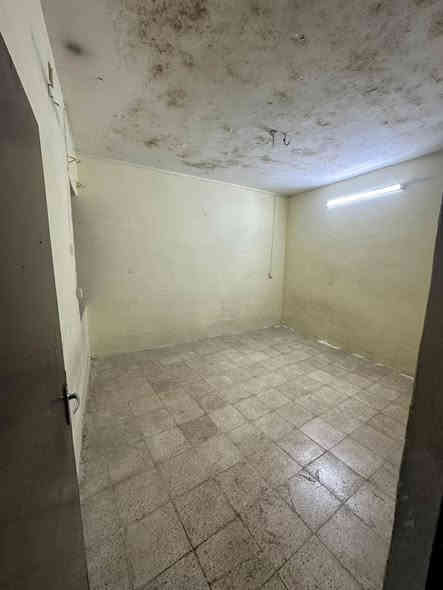 بيت 🏠للبيع في حي البكر خلف مطعم بيت جدي موقع مميز يبعد عن سايدين 20 متر 
البيت بحساب ارص بناء قديم يصلح للسكن مساحه البيت 216 متر واجها 9 متر 
يحتوي البيت 🏠 ع استقبال وهول وغرفتين نوم 🛌 ومطبخ وصحيات ومناور وكراج سياره 
ط 2 هول وغرفه نوم 🛌 فقط 
سعر البيت 185 وقابل للتفاوض للأستفسار الاتصال ع الرقم 
***********/***********
