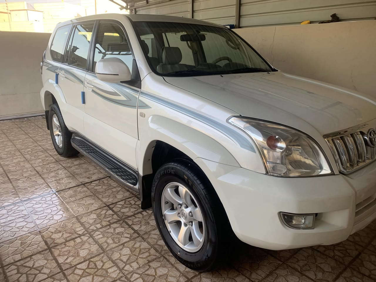 برادو موديل 2009 كويتي محرك 6 سلندر VX
رقم بغداد 
فور ويل 7 راكب فتحة 
سيارة جديدة بمعنى الكلمة
كفالة عامة 
بيها شبر بالبنيد وشبر بالباب الخلفي بسيط
مكان السيارة تكريت 
للاستفسار ***********
