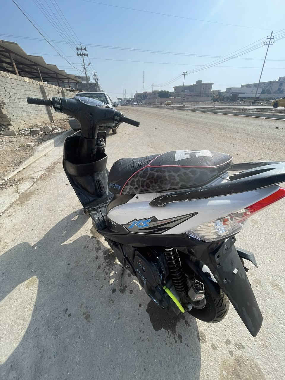 السلام عليكم
للبيع ماكس عدلة 

دراجة نضيفة مال جناي 

ما نقصها اي شي 

مكينة كفالة قبل شهر شادها من الحاوية 

كهربائيات كلها شغالة من طول لطول 

شلعة ومعدل فول خير من الله 

القرنة 

السعر 575 وبيها مجال شراي خاص 

***********
