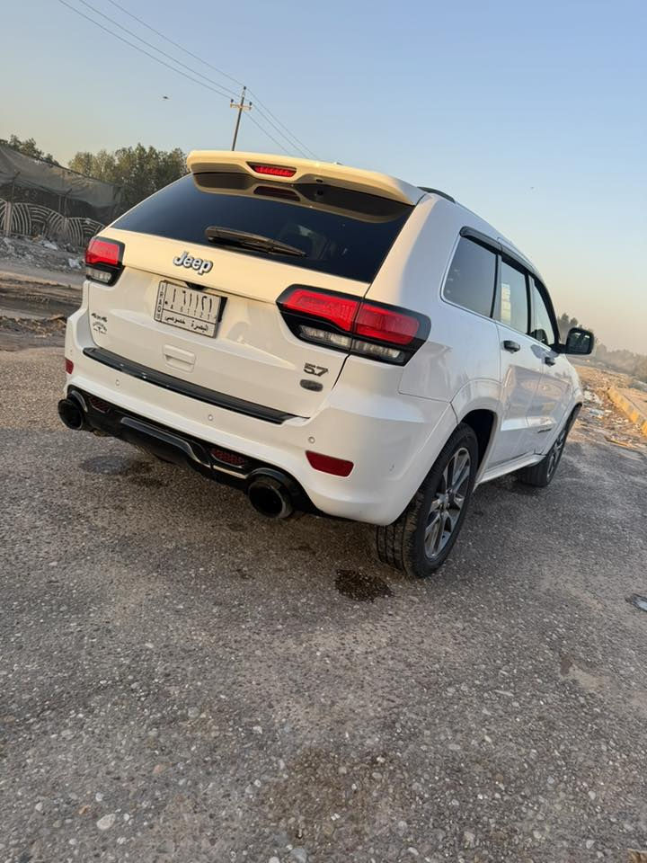 المحرك : V8 /5700
الكير : أوتوماتيك

العداد : 84 الف

الون :  ابيض

الحالة /. وارد امريكي ضرر جاملغ وبنيد باقي كفالة من شخط

الـــــمـــواصــفـــــات 

فول مواصفات خنك لل اخير 1/1 لل اخير

من رادار الامامي وخلفي وجوانب .. الخ 

رادار امامي مع مانع تصادم . 

رادار خلفي نظام بريك اوتماتيكي ( Auto Break System )

نظام الاسطفاف الالي (اوتوپارك) 

نظام تحذير الخروج عن المسار 

دفع رباعي 4x4 . 

فرش المقاعد من الجلد والشاموا 

دشبول جلد  . 

صفي المقاعد الأمامية كهربائية 

ذاكرة لحفظ وضعيات الجلوس ( كرسي السائق ميموري) 

صفي المقاعد الأمامية مع تبريد وتدفئة . 

صف المقاعد الخلفية مع تدفئة .

انظمة القيادة على حلبات السباق  (رياضي) 

نقطة عمياء  ( رادار جانبي) 

ويل SRT  اكبر حجم قياس 20 انج

مقود  (ستيرن) السائق كهربائي 

تدفئة ستيرن 

سقف بانوراما

شاشه كبيرة 

مصابيح امامية زنون 

المصابيح الأمامية مع LED لايت 

مصابيح خلفيه (بك لايت)  لد

كشافات ضباب بروجكتر زنون 

تشغيل عن بعد

صندوق كهربائي 

حساسات أمامية اصليه تظهر في الدشبول

حساسات خلفية اصليه تظهر في الدشبول

كاميرا خلفية اصليه دواره

بخاخ ماء لتنظيف المصابيح الامامية (زراك لايت)

مرايا متحسسه للضوء العالي

بلوتوث تلفون 

محدد سرعة  ( كروز سرعه )

ايرباكات عدد 12 

نظام صعود مرتفعات

نظام تزحلق 

نظام معرفة ضغط الاطارات

نظام اقتصاد بالوقود eco

نظام مكابح  EBD 

عداد سرعه مفتوحه 

عليها ادامه كامله تيم جدد وتخم تايرات جديد وباتري جديد وصدر امامي خلفي نفظ جديد مع الدهون كامله كله جديد يعني فلس متحتاج نهائيا وكل نقص ماكو

بلكات ريسنك 

تخم تاير جديد  الرياضي تو سايز
 دبات خلفيه صوت يخبل. 
سيت احزمه امان اصفر SRT 

تبديل منضومه الماء راديتر قبل 5 ايام
شرط الفحص مكينه مديل ٢٥ شادهة قبل سبوع وكير وكاردن واكسل  كفاله عامه 💯
اخوان السوك كل شي بيه ميعجبك السعر اعبر المنشور وادعيلنا بالرزق سياره متعوب عليها وناصبه الاخير متتقارن ب المهجومات 🌹
رقم بصرة تحويل 

السعر. 225
***********
