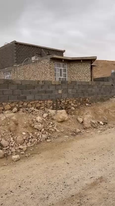 بسم الله الرحمن الرحيم 
بيت للبيع من الداخل كامل غير طابو مساحة ٦٠٠م موقع رقم ١ بروانه الشاعي 
قرب مدرسة الاستقلال الابتدائية لتفاصيل الاتصال على الرقم ***********
