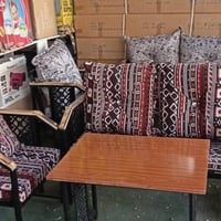 ٤ مقاعد • طبلة وسطية • مقعد حديد