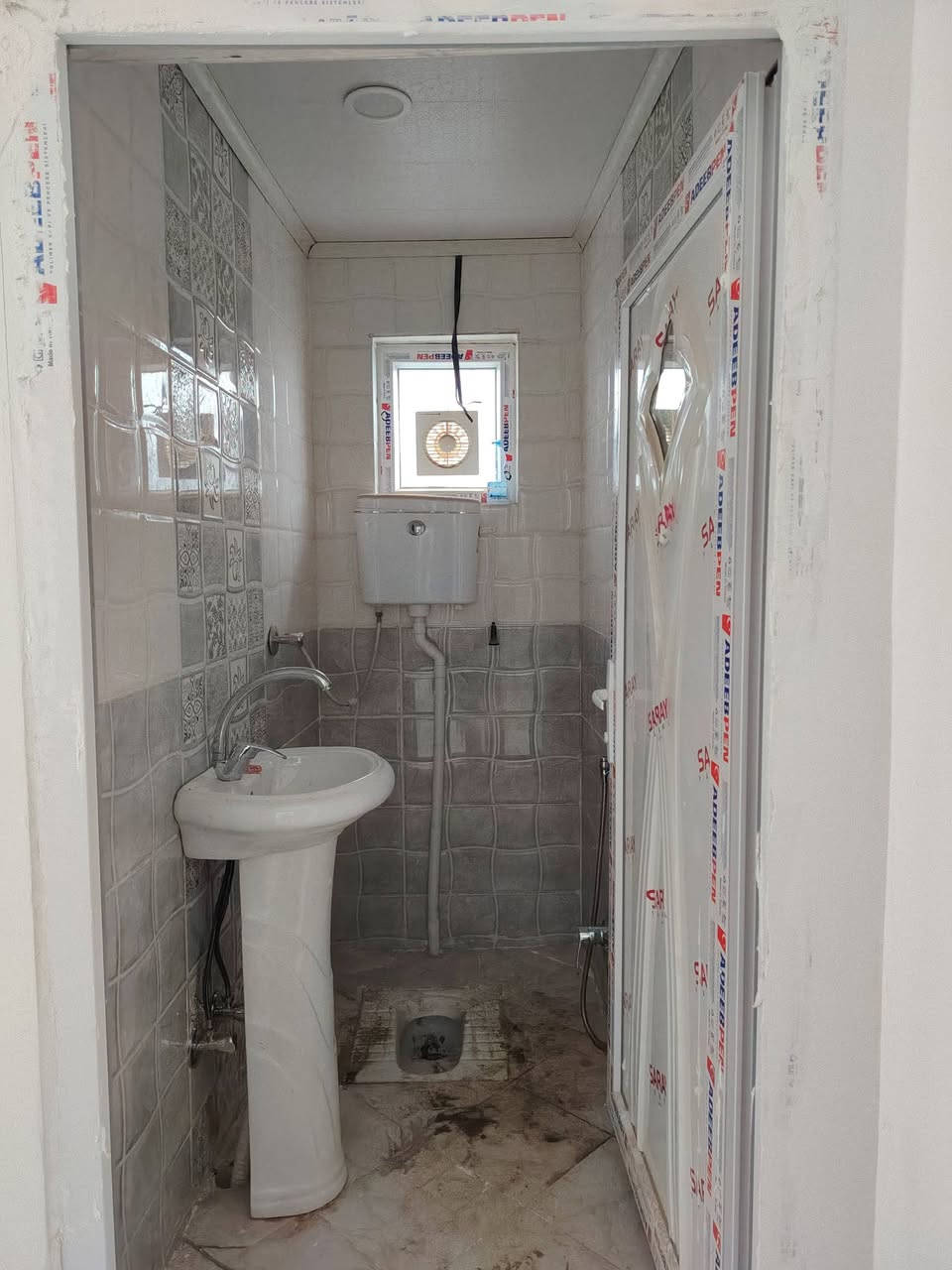 دار للبيع في مجمع السلام نهاية الحولي
المساحه ٢٠٠ متر
الطابق الأرضي مكون من غرفه استقبال مطبخ صاله صحيات
الطابق الثاني غرفتين وصاله وصحيات وسطح ناصي وعالي
مطلوب للمصرف العقاري ٨٥ بدون كفيل 
تطلوعه 125
استفسار
*********** مصطفى المولى
