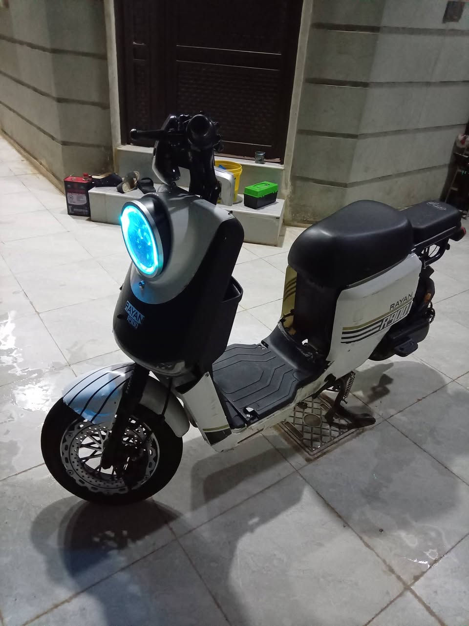 السلام عليكم دراجةشحن6R900بطاريات كبار شرط البطاريات للمراوس مع ار 9 شعندك نزل او للبيع السعر 350 الف وبي مجال مكاني موصل حي زيونة رقم ***********
