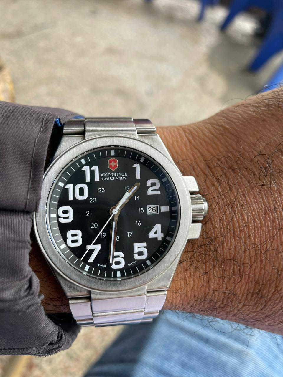 ساعة يد سويسري ماركة victorinox تصميم انيق وجودة ممتازه
مينا سوداء مستديرة مع علامات ساعه بأرقام واضحه سهلة القراءه وخاصية عرض التاريخ عند الساعة الثالثة 
هيكل وابزيم من الفولاذ المقاوم للصدأ 
شاشة من الزجاج الزفير 
سوار من الاستانليس ستيل


**إذا كنت صاحب هذا الإعلان وتريد حذفه لأي سبب، رجاءا أرسل رسالة إلى الدعم الفني**