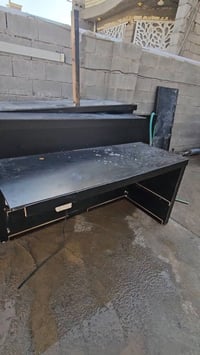 طاولة مكتب • تفصيل