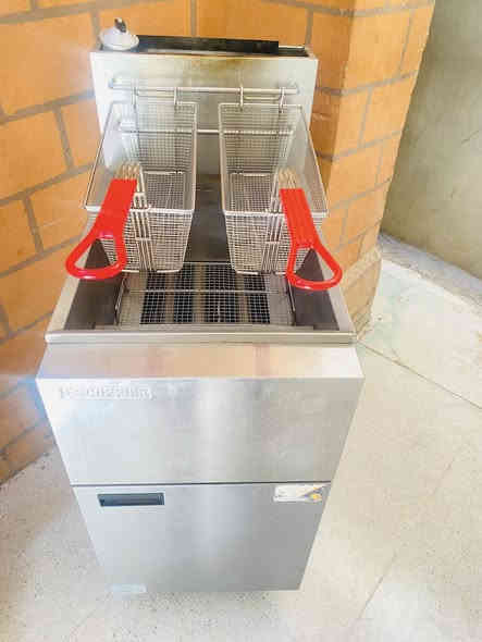 سلام عليكم غراض مطعم للبيع مستخدمات شهرين نضيفات وشغالات و عالفحص 
شوايه دجاج 6شياش كامله ماطور شغال جام بيها كامله سعرها 350الف
خلاط حمص 5 لتر سعره 200 الف 
خلاط خباطه سعره 60 الف 
مثرمه لحم سعرها 50 
قلايه 3مدافع سعرها 450 الف 
مجمده 150 الف 
للستفسار ع الرقم التالي ***********
