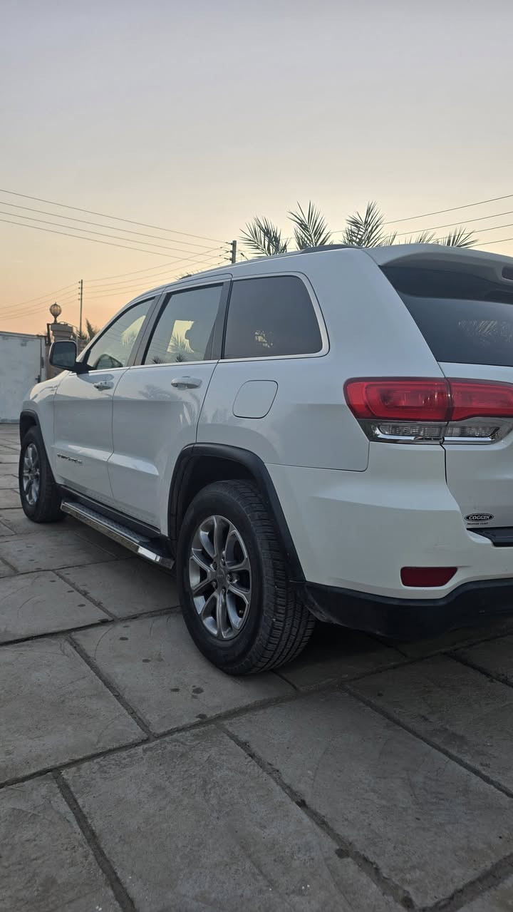 السلام عليكم
جيب كراند شيروكي موديل ٢٠١٦ لاريدو وارد امريكي حادثها كلش بسيط تبديل جاملغ ايسر اصلي وربع البنيد صبغ بدون دواخل بدون ايرباك رقمها ذيقار بأسمي
سعرها ٢٠٣ ورقه بيها مجال مكان السياره بصره/ القرنه 
تلفون ***********
السياره ماشيه ١٦٠ ميل
