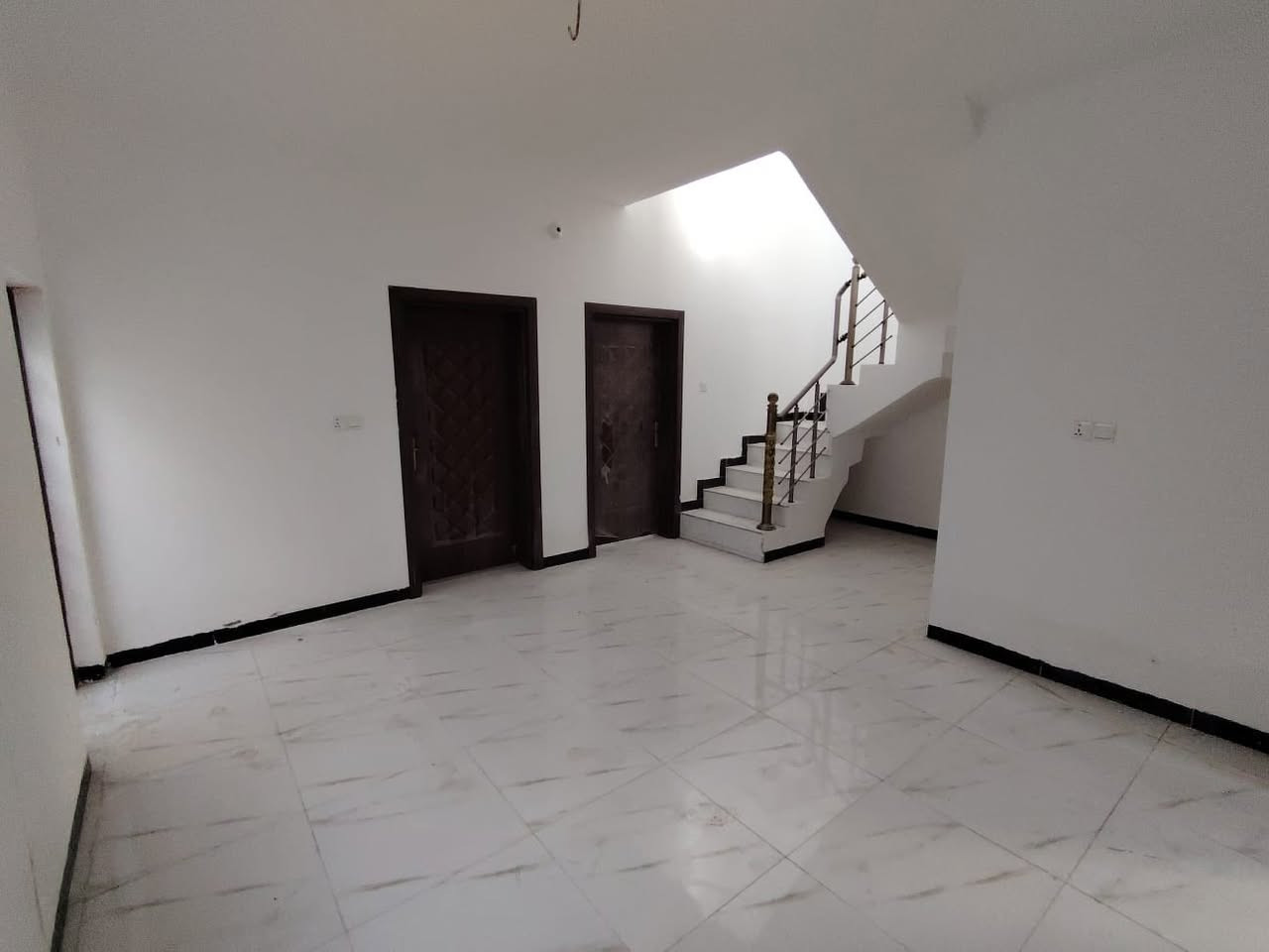 دار سكن للبيع جديد ما ساكن بيه اي احد لسى فارغ موقعه بمجمع سفير الحسين في الكوفة المساحة 200 متر (جاهز للسكن) … ارقامي : 
*********** / ***********
