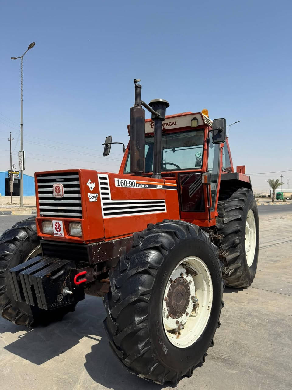 السلام عليكم للبيع تركتر فيات 160-90 فول عادي  دخول جديد غير مشتغل بالعراق  منفيس  اكسن مخفي/تكمة عريضة /  كير صفحة/طخم تاير اصلي شركة /طخم ويل برماخ  دبل تانكي. العنوان موصل لمزيد من التفاصيل   الاتصال على واتساب*********** - ***********
