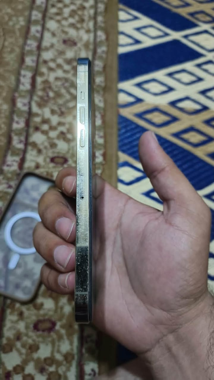 آيفون ١٢برو ماكس
مبدل شاشه فقط بدون تعليك ولاك 
بطريه اصليه ٩١ فيس إيدي شغال 
فرمت حدث كله شغال 
بغداد مدينة الصدر 
وتساب ***********
