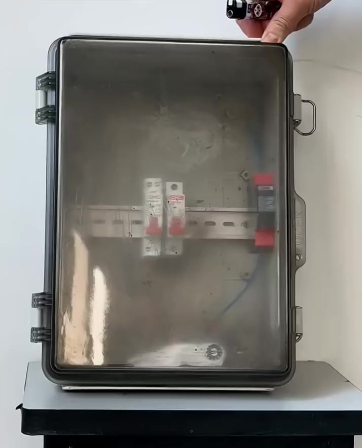 إطفاء الحريق 🔥 
نظام إطفاء الحريق التلقائي المتطور للوحات الكهربائية. 

حماية ذكية وسريعة تضمن سلامة المنشآت وتمنع الكوارث قبل وقوعها. 

الخيار الأمثل للمشاريع الهندسية والكهربائية. ⚡🔥

0785 497 6 497
