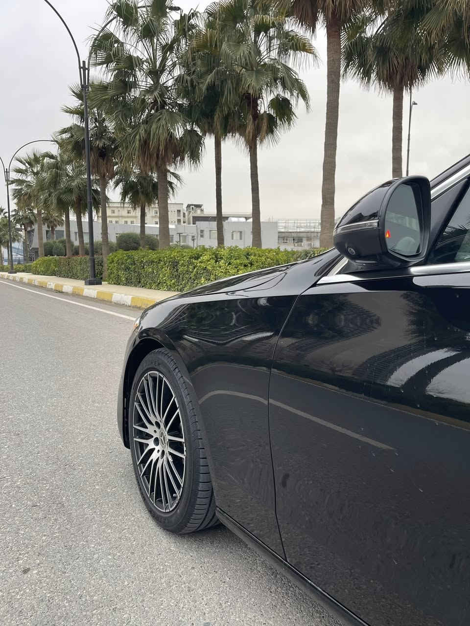 مرسيدس C300 🐎
فل 1/1 وارد أمريكي الموديل: 2023

📍مرقم جاهز مع كتاب تظليل مرور 80‎%‎

 • المواصفات:
 • خمس كاميرات
 • رادارات محيطيه
 •فورماتيك
 • دشبول خشي صاج
 • داخل اس كلاس 
 • اللون الخارجي:أسود
 • الداخلية: جلد ابيض
 • مقاعد amg جي كلاس
 • ماشية:19 ميل 
 • وارد: أمريكي 
 • محرك 4 سلندر تيربو – اقتصادي وقوي
 • بصمة أبواب
 • فتحة سقف بانوراما
 • تسخين كراسي أمامية
     ٠انظمة قيادة (eco,comfort,sport,sport+,individual)
 • نظام حفظ وضعيات الكراسي (Memory Seats)
 • كراسي كهرباء
 • مرايات كهربائية تطوي
 • رادار بالمري
 • سكان رياضي 
 • تحكم ستيرن وقيادة ذاتية
 • شاشة كبيرة أصلية
 • نظام ملاحة (Navigation)
‏ • Apple CarPlay & Android Auto
 • نظام صوتي Burmester
 • إنارة داخلية ملونة (Ambient Lighting)
 • نظام مراقبة النقطة العمياء
 • رادار أمامي – تنبيه تصادم
 • نظام تتبع المسار / تنبيه الخروج من المسار
 • كاميرات 360 درجة + حساسات أمامية وخلفية
 • كشافات LED أصلية
 • تبديل ناعم – كير قوي
 • السيارة نظيفة كلش
 • حادث  خفيف جدا بونيد و حافة جاملغ 

مكان اربيل

للتواصل 
***********
