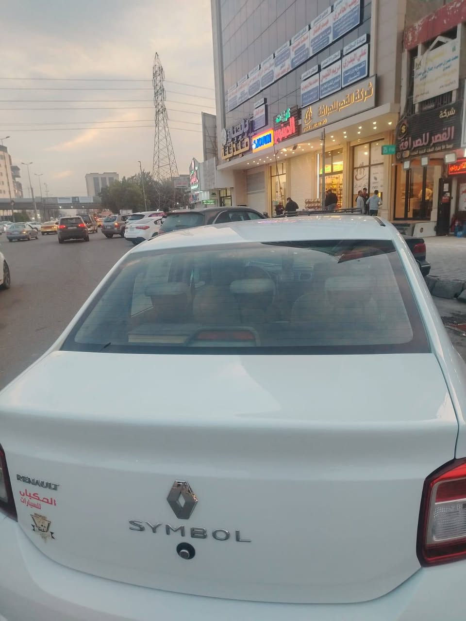 اسم السيارة : رينو سمبول
الموديل :2017 /رقم بغداد 
 اللون : ابيض
 السيارة حره
المكان : بغداد المنصور 
________________________
المواصفات :- 
1 - محرك 4 سلندر 1600دوش 
2 -كاميرا خلفية
3 - شاشة كبيرة ( أندرويد )
4 - عداد المسافة (95 الف كيلو )
مكينة سيارة بلادي على وضع الشركة ويتم تبديل دهن  Elfe كل ٤٠٠٠ متر
٥- بطاريه جديده
٦ - تبريد يحتاج فريز
٧ - الهيكل الخارجي للسياره نظيف جدا مع وجود بارد على باب سائق وجاملوغ صبغ قطعة بسيطه منه من الجهة اليسرى
٨ - اشاير بالمري 
٩ - تبريد يحتاج فريز
١٠-  زجاج سيارة كهربائي الامامي فقط 
١١ - كهربائيات سيارة جميعها شغاله 

السعر ٧٣ ورقه وبيها مجال للتفاوض 
للاستفسار *********** واتساب
