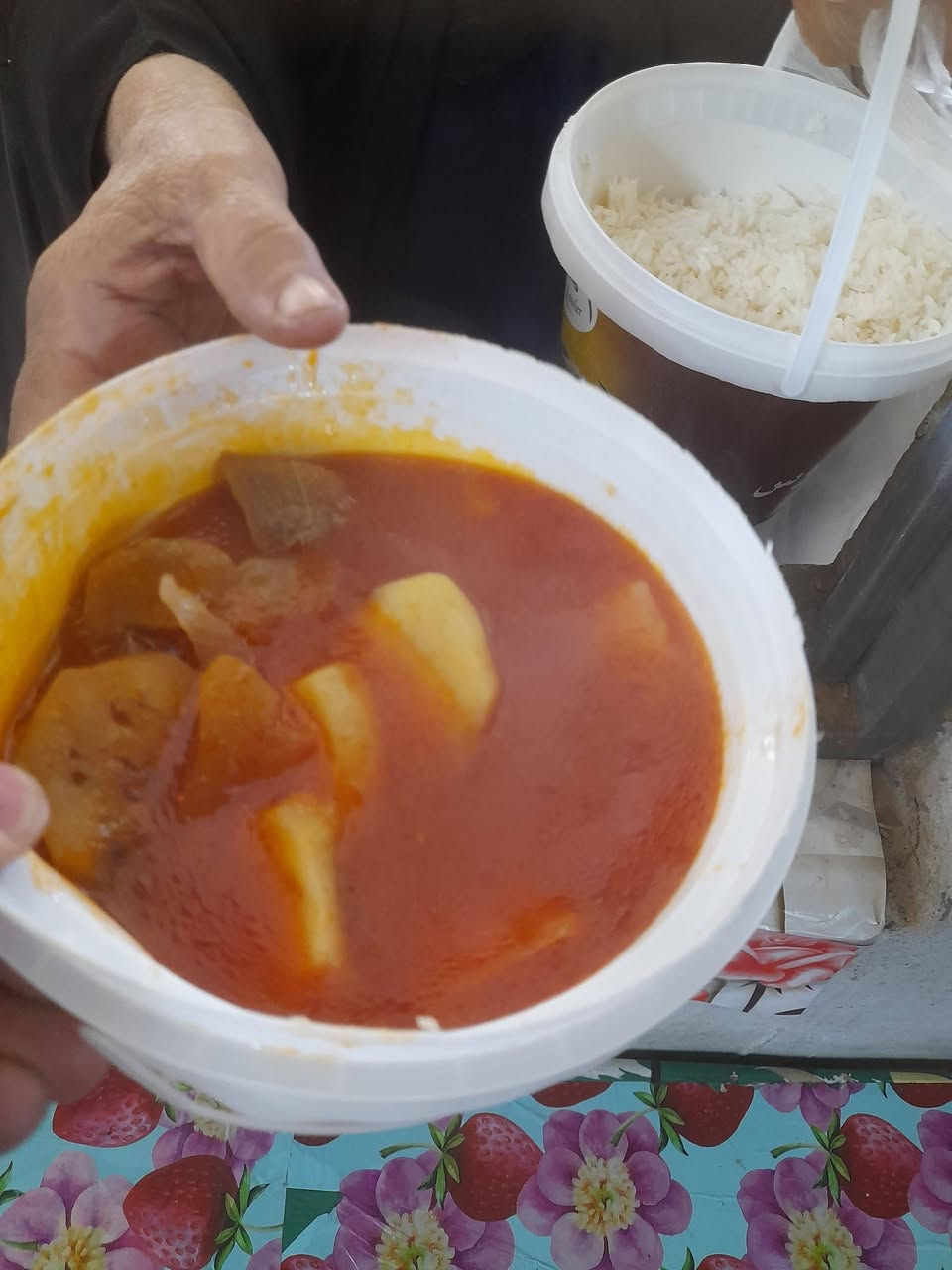 سلام عليكم ورحمة الله وبركاته قام مطبخنا مطبخ الاول بسامراء مطبخ مركز المسلم لاارامل واحباب الله والمتعففين والكائن بسامراء حي الخضراء خلف منتدى شباب سامراء فتح بتاريخ ٢٠١٧ باعداد وجبه طعام على روح المرحوم (الحاج طه ياسين) الله يرحمه ويغفر له ويسكنه فسيح جناته ويلهم أهله الصبر والسلوان وانا لله وانا اليه راجعون البقاء لله تم توزيعه  على اهلنا الأيتام وارامل ومتعففين اخوتي الغوالي اي شخص يحب يسوي وجبه طعام على روح امه وابوه او صديقه الاتصال ***********وانت بيتك ساهم بتحويل زين كاش *********** اوماستر كي ٢٦٨٨٢١٦٥٥١  وجزاكم الله خيرا جميعا
