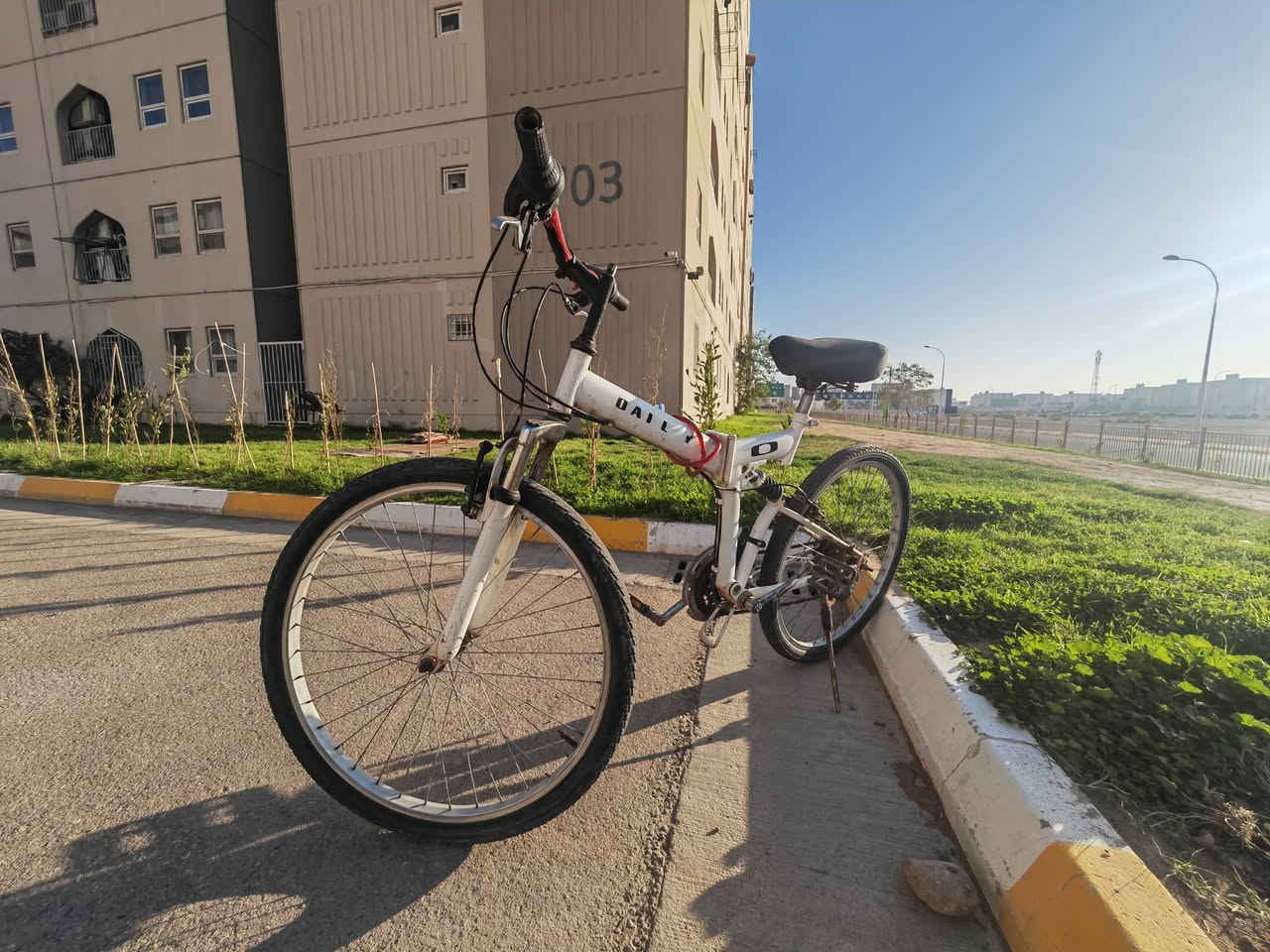 #للبيع #للبيع#للبيع
مواصفات البايسكل #ماركة يابانية
هذه دراجة هوائية قابلة للطي، وتتميز بالمواصفات التالية: 
النوع: دراجة جبلية (MTB) قابلة للطي.
التصميم: إطار أبيض مع تعليق مزدوج لامتصاص الصدمات.
السرعات: تحتوي عادة على 21 سرعة لتناسب مختلف التضاريس.
الميزات: إمكانية طيها لسهولة التخزين والنقل.
التواصل عبر الرقم ***********
أو الماسنجر 
#السعر 135الف
