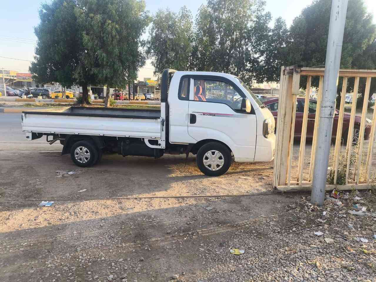 السلام عليكم 
كيا بنكو حمل للبيع موديل 2021 
محرك 2700 مفتوح 
رقم بغداد الماني سنويه تسقط قبل نهايه السنه 
بيها تبديل باب العبري وبارد 
مكاني كربلاء 
رقم الهاتف /*********** 
السعر / راسلني او اتصل عالرقم

