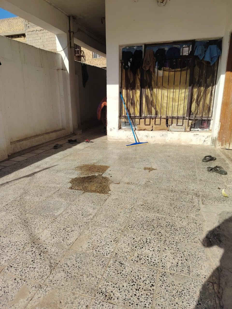 السلام عليكم بيت٢٠٠ متر للبيع بناء قديم بس نضيف  بعقوبة كاطون الرازي خلف مدرسة الشام السعر 90 وبيه مجال للشراي تواصل خاص  او اتصل ***********
