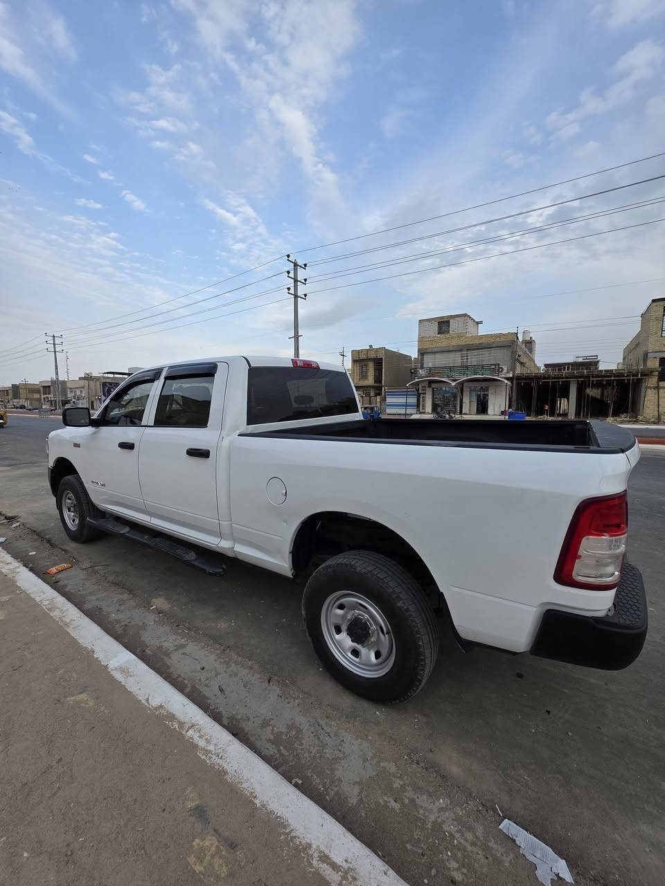 السلام عليكم
دوج رام ٢٠٢٢ رقم بغداد انكليزي
٨ سلندر ٦٤٠٠ تخم تاير تبريد جاهزه السياره 
رقم الهاتف ***********
