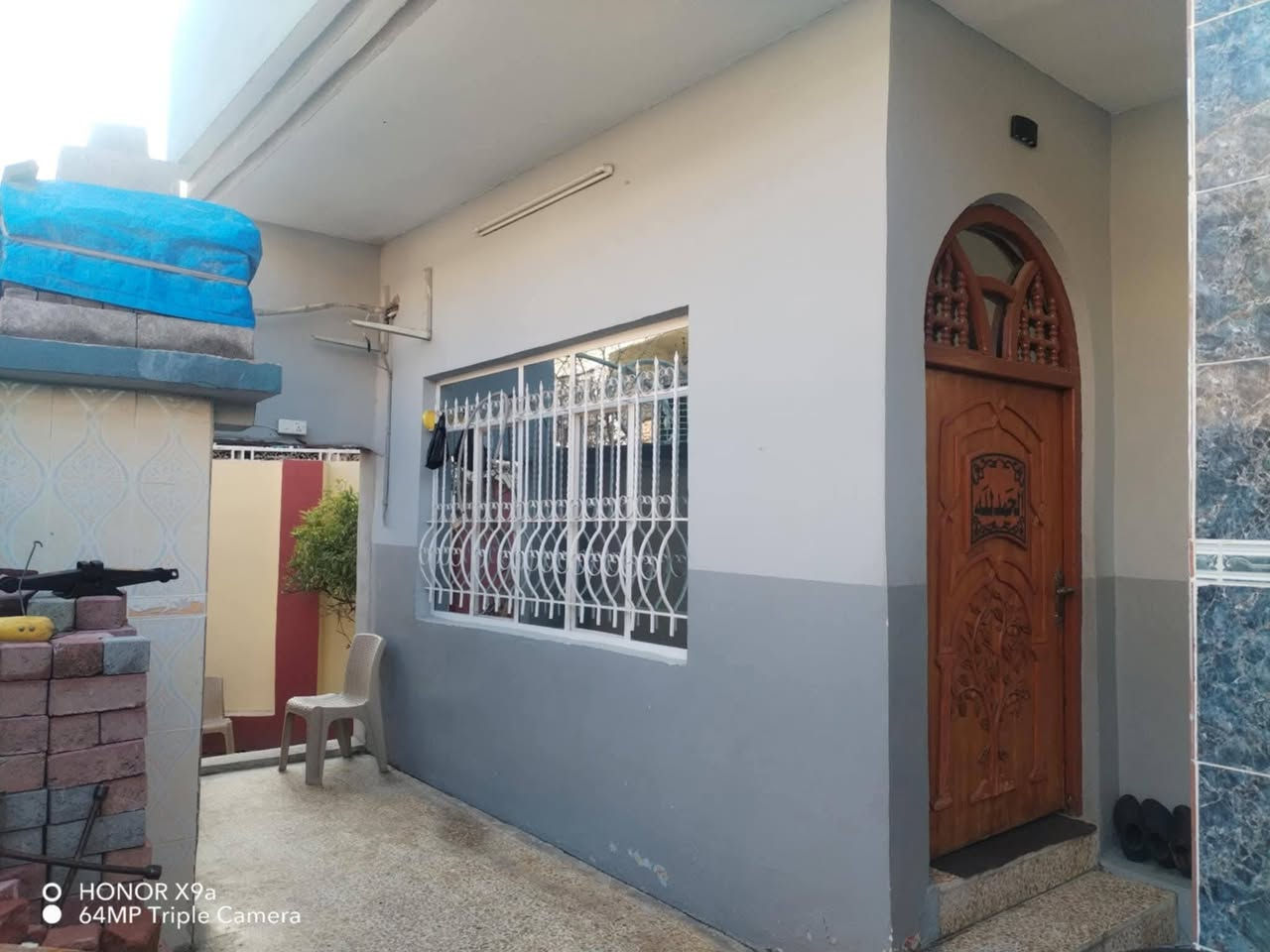 السلام عليكم اسعد الله مسائـكـم بكل خير
بيت للبيع في حي الابار بالجـانـب الايمـن مـن مـديـنـه الـمـوصل 
قـريـب عـلـئ الـشـارع الـعـام ويـقـع علـئ مـسـافـه قـصـيـر مـن مـجـسـر الـيـرمـوك
 #مـسـاحـة_الـبـيـت269 مـــتــر #الـواجـهـه 18
يتالف البيت من
♦طابق الاول
♦غرفتين نـوم
♦استقبال
♦هول عدد ثنين
♦مطبخ داخلي+ مطبخ خارجي مع غرفه فوق المطبخ  و ترك 
♦صحيات 
الـطـابـق الثـانـي
♦غرف عدد اربعه
♦ هول
♦مخزن
♦صحيات
♦بيتونـه ذات حـجـم كبير 
☜الــسعر 200 
#تـفـاصـيـل_اكـثـر 
الاتصال بالرقم ***********
