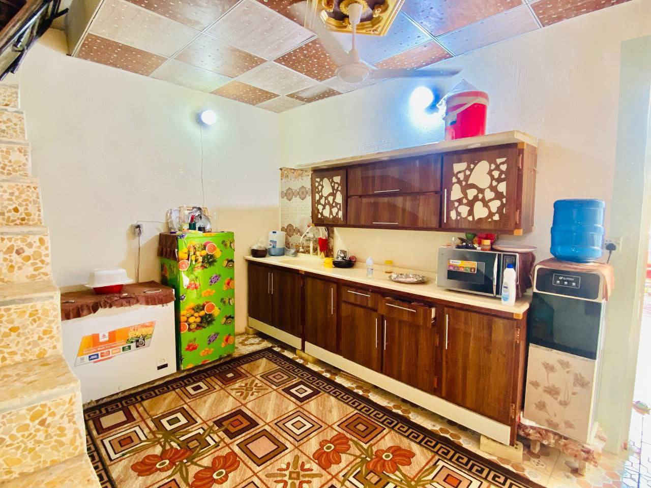 السلام عليكم 
بيت 100 متر للبيع يحتوي على غرفه او صاله او مطبخ واستقبال او صحيات داخليه او خارجيه البيت جاهز من كلشي 
السعر (25 )مليون او بي مجال بسيط
العنوان البراكيه شارع المطار القديم مجاور اسواق الامير 
***********
***********
