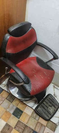 كرسي حلاقة البيع نضيف بس الچگ مالته طاك يحتاجله تبديل   السعر ٧٥ وبي م...
