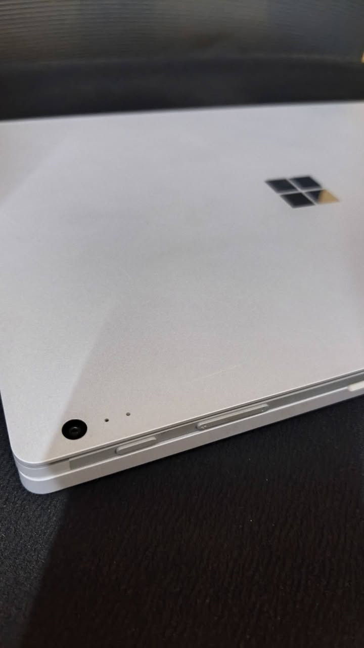 لابتوب Microsoft Surface book 2 للبيع
Microsoft Surface book 2
المواصفات:
 الشاشة : لمس 13.5 2K
المعالج : كور اي ٧ الجيل الثامن
رام : 8 جيجا
هارد : 256GB
كارت شاشة: Gtx 1050 
اللابتوب بيه مشكلة ما عرفتلها.. اول ما افرمته يشتغل طبيعي مؤقتا.. بس من اكنك ويبدي يتعرف كارت الشاشة وغيره يبدا يطفي كل شوية. ما اعرف الخلل وين.. علما انو الشاشة ما تنفصل
ابيعه على وضعه .. الي يحب يسويه او يستفاد منه
السعر نهايته 125 الف 
مكاني بغداد، الدورة
*********** متواجد واتس
