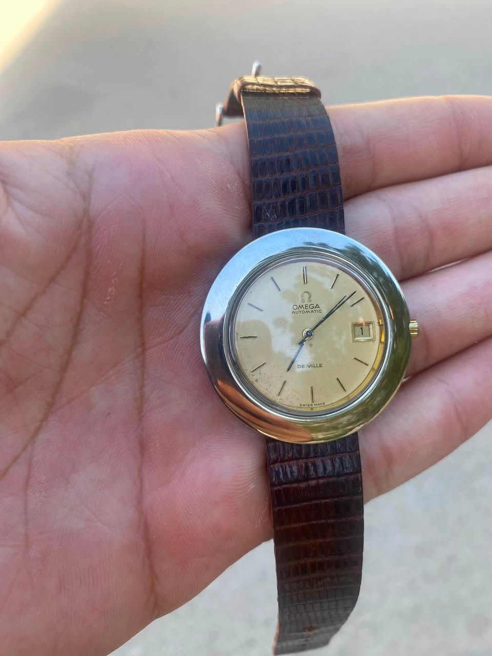 Made swiss 🇨🇭 || Omega de vile 

تحفة نادرة جداً من اوميكا ، انتاج 1970s 
Original (أصلي) . 
تصميم : Pebble / Oval 
مينا ذهبي . 
نافذة تاريخ يومي عند الساعة 3 . 
كيس ستانلس ستيل مصقول . 
القطر : 40 mm نادر جداً . 
نظام التشغيل / اوتوماتيك . 
الحالة : 100% 
للأستفسار مراسلة الخاص ✉️


**إذا كنت صاحب هذا الإعلان وتريد حذفه لأي سبب، رجاءا أرسل رسالة إلى الدعم الفني**