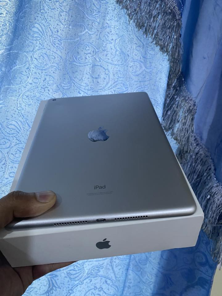 ايباد 9 الجيل التاسع ذاكره 64 لون رصاصي كارتون وكيبل الاصلي جهاز نضيف جداً مكفول من كلشي نت اتصال كامره بصمه كله شغال السعر 300 وبيه مجال مكاني بصره ***********
