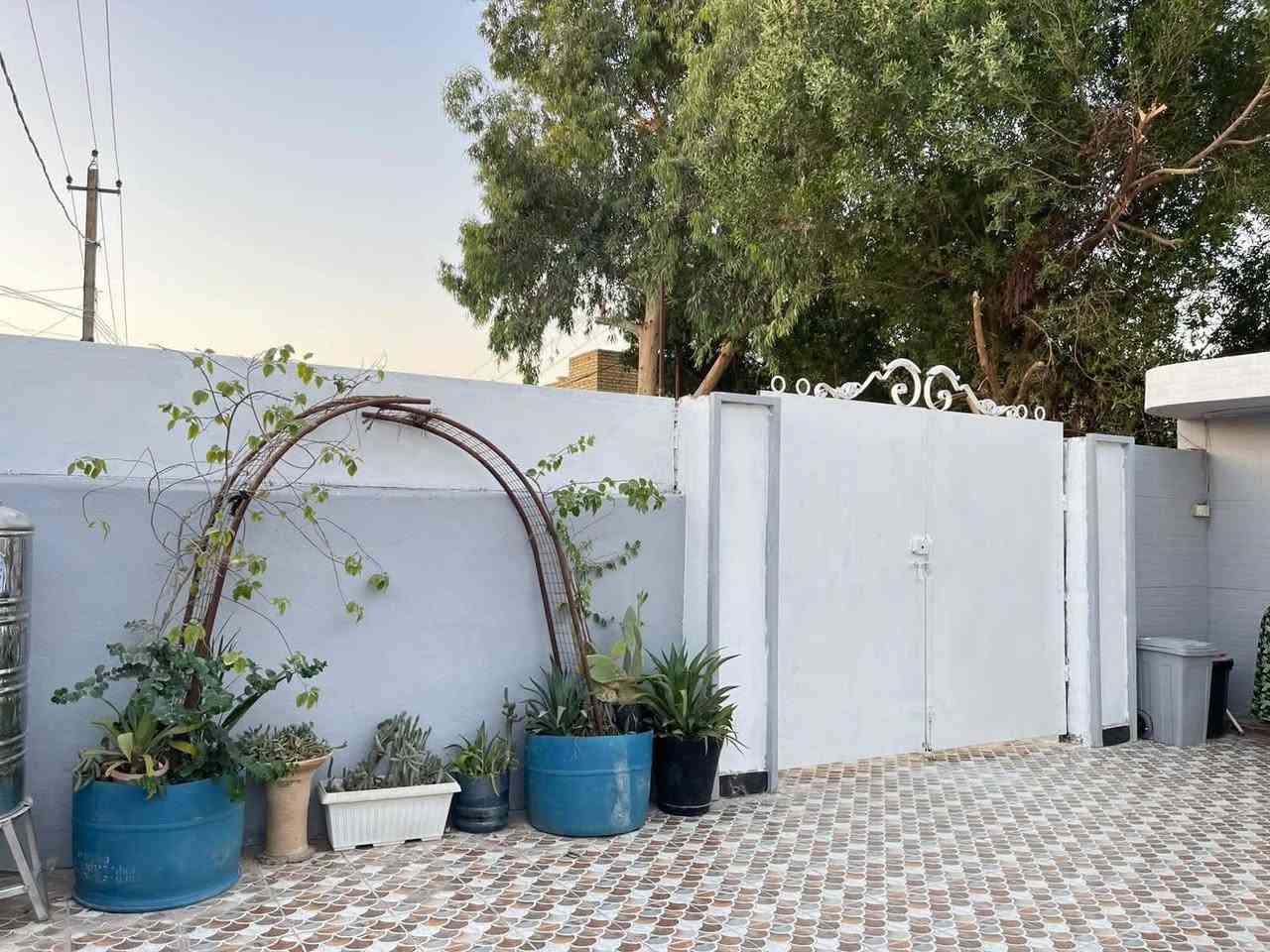 بيت في البيضاء بصف الانوار البيت ركن وجه على السده المساحه ٤٥٠
٣غرف نوم ٦/٤ 

مطبخ ٥/٥

هول ٩/٥

ستقبال ١٠/٥

مجموعه  صحيه غير مشتركه 

تواليت ٣/٢ 

حمام ٣/٢

مجموعه صحيه خارجه ٣/٣

البيت طابق واحد 

غرفة نوم واحده فوك ٦/٤ مع مجوعه صحيه مشتركه كامله 

كامل بورسلين جدار درجه اوله 

جدران مرمر ارضيات مرمر بيات درج مرمر 

 *********** واتساب 

***********
