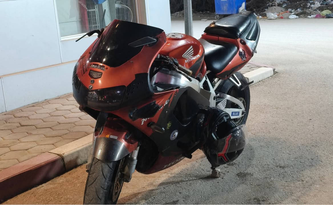 سلام عليكم  دراجه  بطحه سيبي ارار 919cc  بجم عريض  مكفوله كفاله عامه من التاير لتاير كابرته ما مفتوحه دراجه مال رمبه جديد
بيه دراع حمايه كفرات حلو مميز ليتات زنون  صلنصه ماركه  
دراجه بطناش اول ثاني ثالث شرط الاول 120لفصله  وسرعته 300 دراجه دخول جديد مال حاويه مدفوع كماركه  كهربايت كله شغاله   ترايك للبصره  لون مميز مكاني النجف الاشرف شارع المطار   سعره 22 وببه مجال رقم موبيلي ***********
