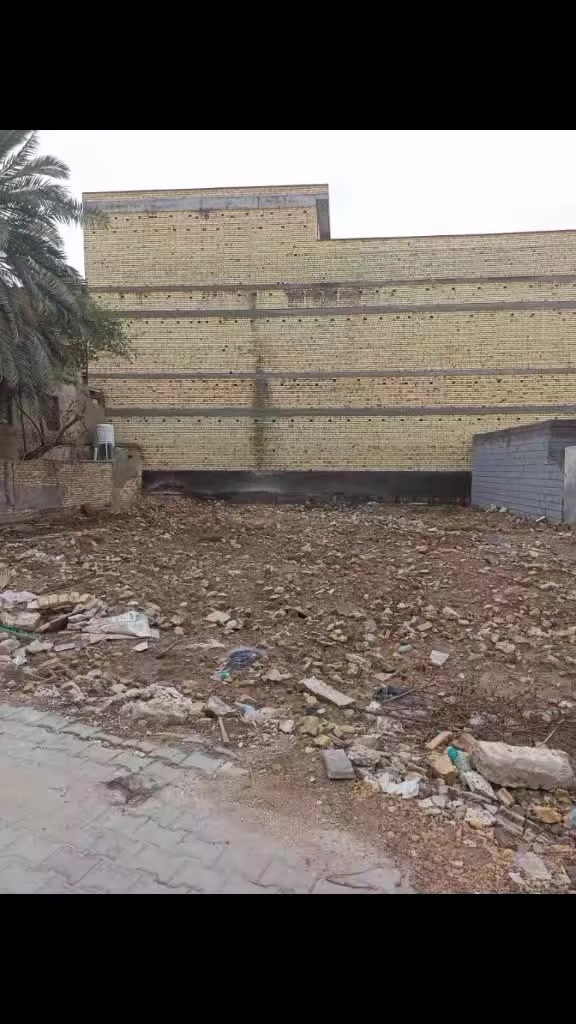 قطعة ارض للبيع في حي المعلمين المساحة 3131متر طابو صرف موقع مميز جدا ممكن اثنان يشتركون في القطعه  للأستفسار اكثر يرجى الاتصال على الرقم *********** واتساب عقارات الفيحاء عنوان المكتب البصره حي الرساله على الشارع العام قرب جسر المشأة كذلك يوجد عروض مختلفه في كافة البصره
