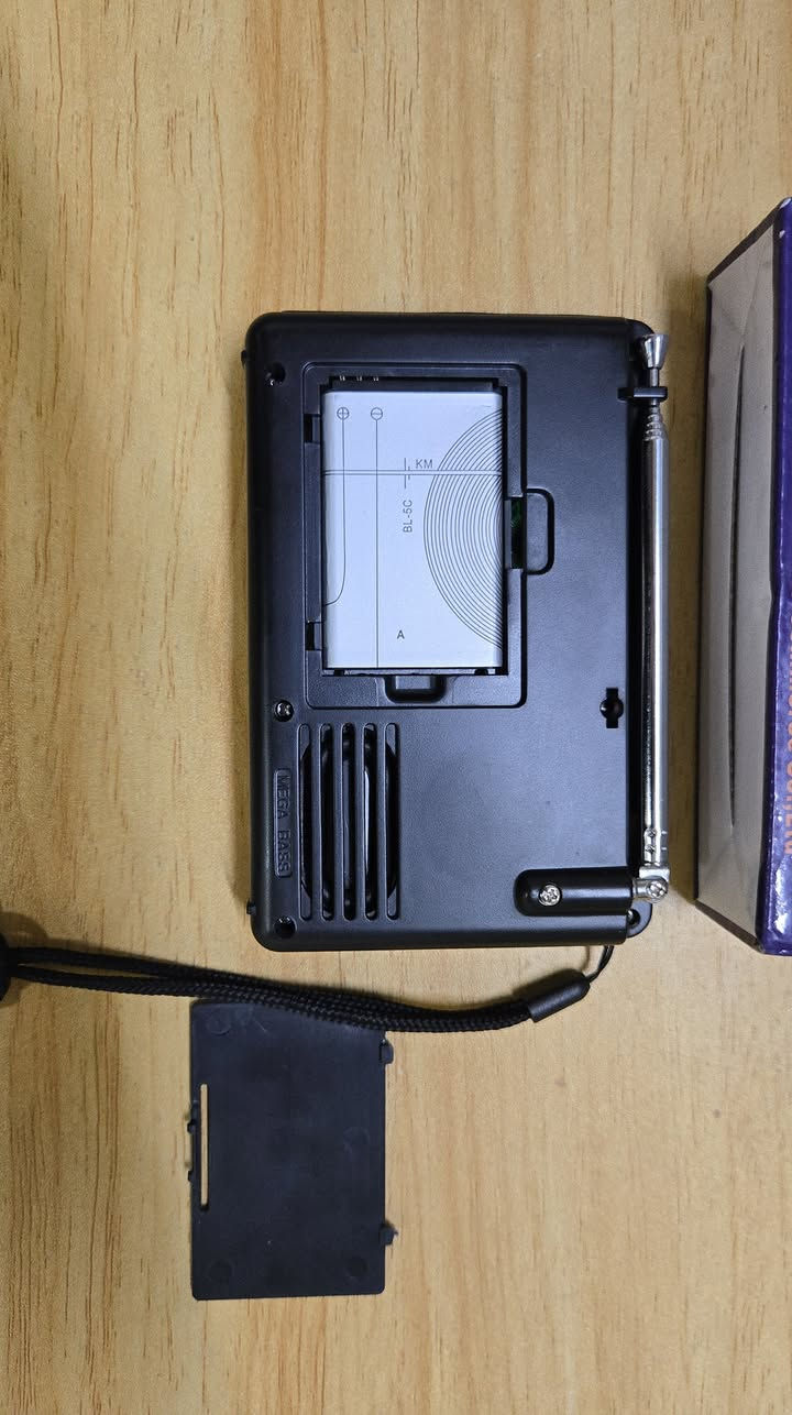 Retekess
راديو تحفه بحجم كف اليد
مواصفات متعدده وكثيره بهذا الموديل
سماعة خارجية مدمجة بصوت واضح 
مخرج سماعة رأس 3.5 ملم
تحكم بمستوى الصوت
تسجيل مباشر من الراديو
تسجيل صوت خارجي عبر المايك المدمج
حفظ التسجيلات على كرت الذاكرةيشغل ملفات MP3
يدعم كرت ذاكرة Micro SD / TF Card
أزرار تحكم مباشرة تشغيل - إيقاف - تقديم - تأخير
بطارية ليثيوم قابلة للشحن 
شحن عن طريق منفذ USB
استهلاك طاقة منخفض
ومواصفات اكثر بعد 
للاستفسار مراسله الصفحه
***********
