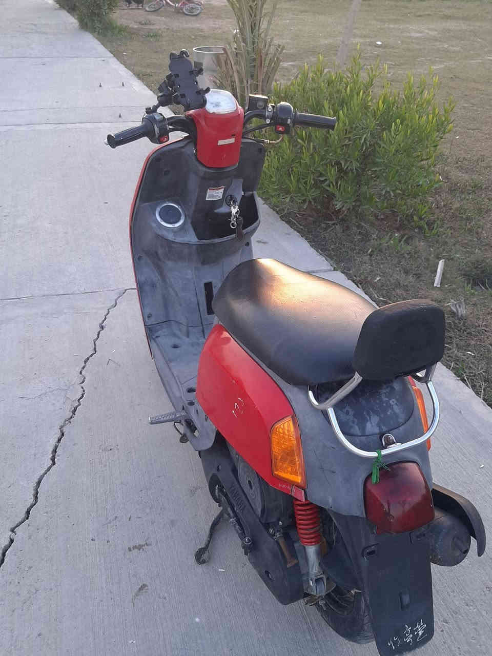 سلام عليكم 
دراجه ماكس بوليس كابريتر 
دراجه نضيفه مال رنبه على أيدي 
اي نقص ما بيها و الدواخل ملح و احلا من الصور بهواي و كفرها مختم تطابقه وي الشاصي و ما مفتوحه ولا بيها اي شي تجاري الدراجه للمراوس او البيع *********** 
واعتذر ع الاطاله.
