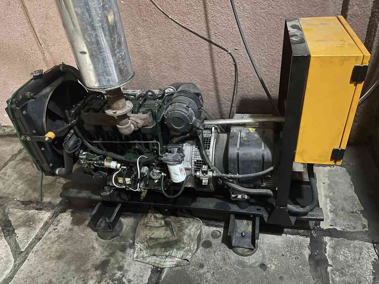 لستر جديده للبيع او مراوس بيركز بزون شاصي الي عنده يجيني
***********
