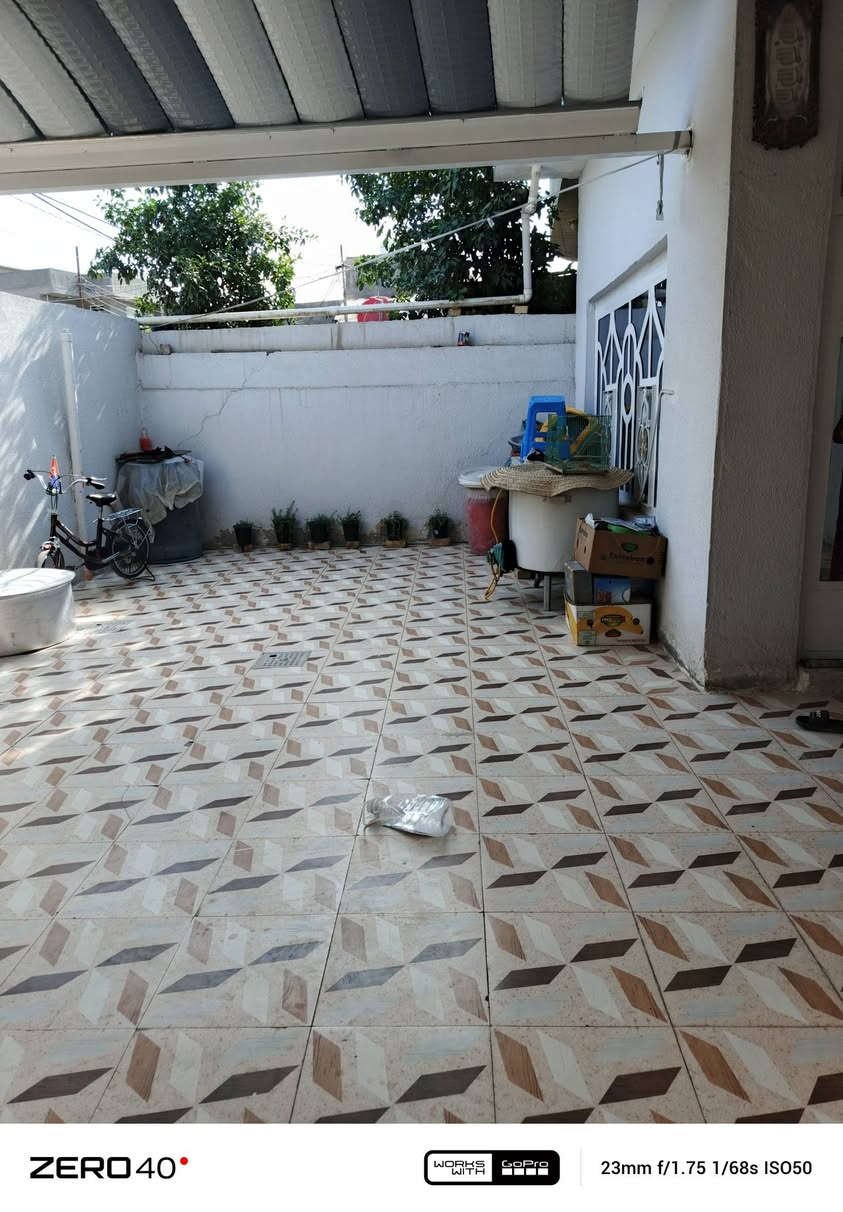 السلام عليكم بيت للبيع مكان عامود ٩٩فرع رشاد يم اسواق ابو رشا مساحة ١٦٥م، طابو سند ٢٥يحتوي على غرفة وصالة وكليدور ومطبخ وصحيات وطارمه وكراج كبير الشارع ٨مترالسعرخاص الرقم ***********
