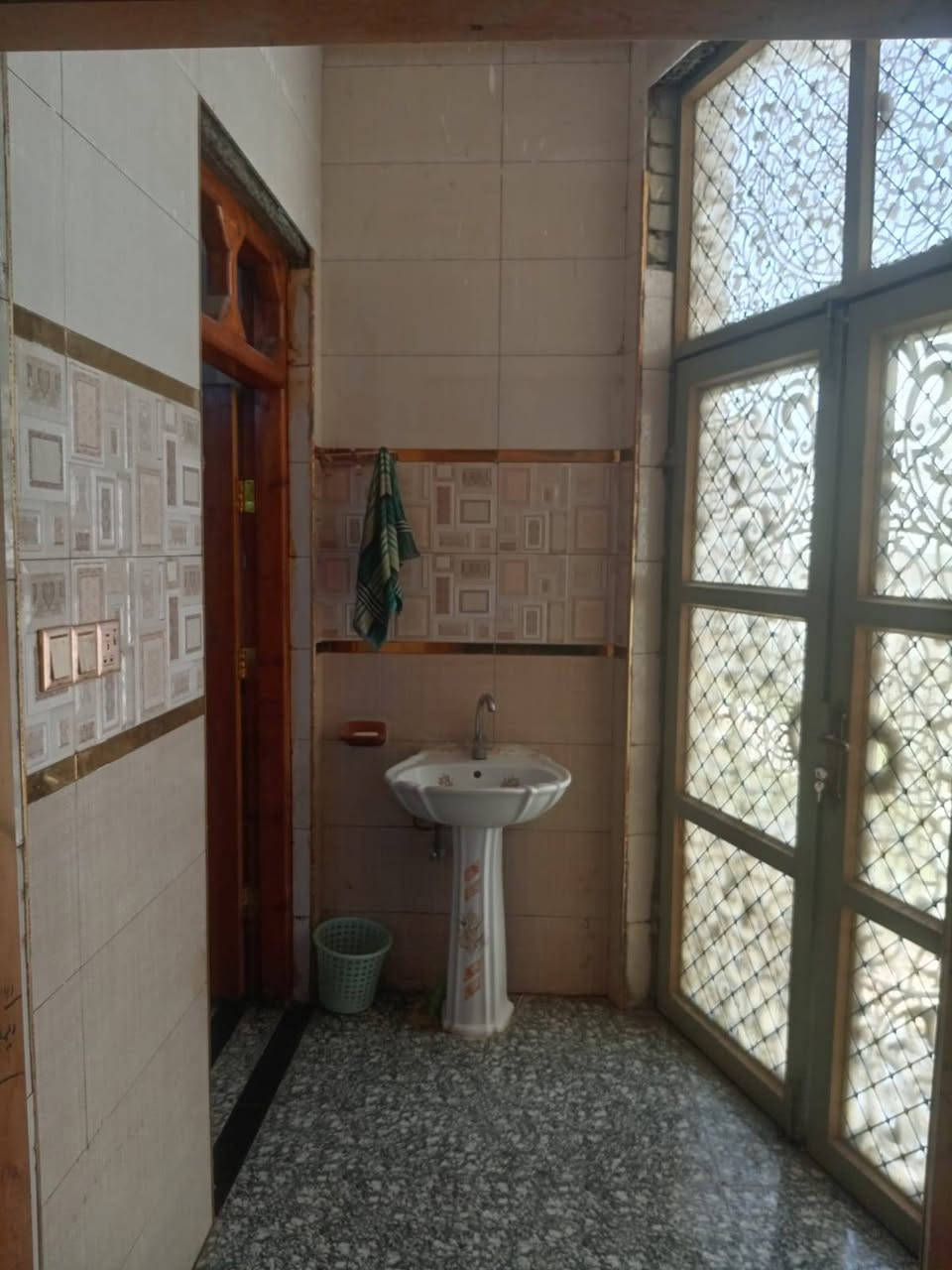 بيت للبيع ع شارع 40 قريب عن ماركت الهدهد
المساحة 300 م
الوجه 12.5م
النزال 25 م
يتكون البيت من غرفتين وصاله ومطبخ وديوانيه كامل من كل شي 
للاستفسار أكثر زيارة مكتبنا مكتب العبد 
شارع 40 مجاور مرطبات ادريم 
أو الاتصال...***********
