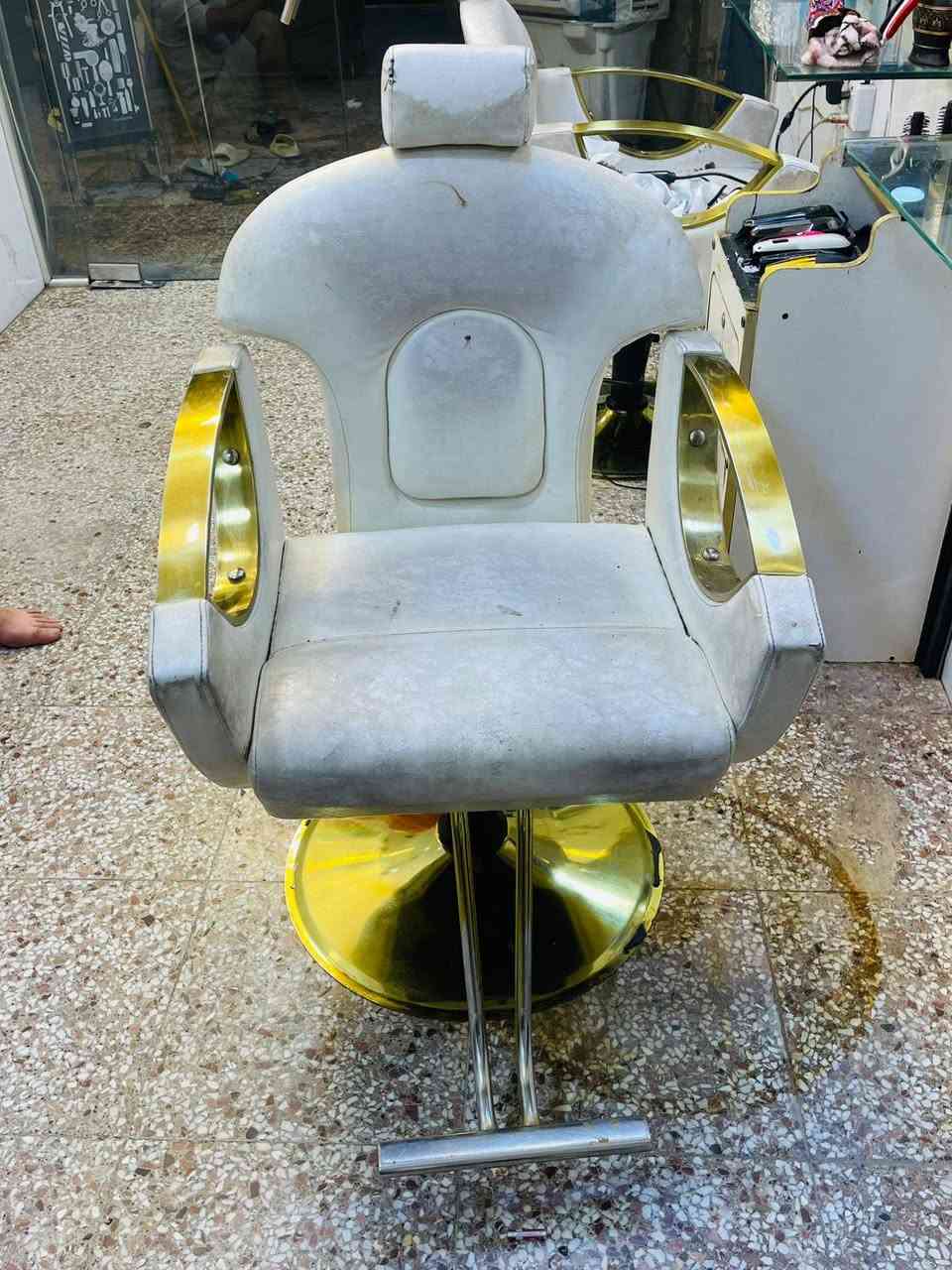 سلام عليكم كرسي حلاقه للبيع سعر ٢٥٠ ***********
