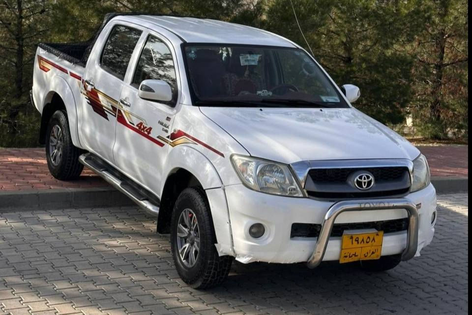 تۆیۆتا هایلۆکس 2011  سعودی 
لەشەریکەوە  یەک دەستە لای خۆمان بووە
مەکینە گاز گێڕ عادی دەبڵ اکسل
تاقم تایەی نیو جەبەلی لەژێرە
ناو سور و ناو فۆڕمیکا 
دوو شوێنی بچوکی لای دەعامی دواوەی بۆیاخە 
ماباقی بەشەرت
سەیارەیەکی مەزبوتو جوانە چرکەی تیا نییە 
مالی دۆستە 
شوێن سلێمانی 

سـعـر : لە کۆمێنت داوابکە ڕاستەوخۆ بۆت دێت 📥 

گێر و مەکیەنەی بەشەرت 
هیچ کێشەیەکی تێدا نییە 

ژمارەی خاوەنەکەی 
***********
***********
