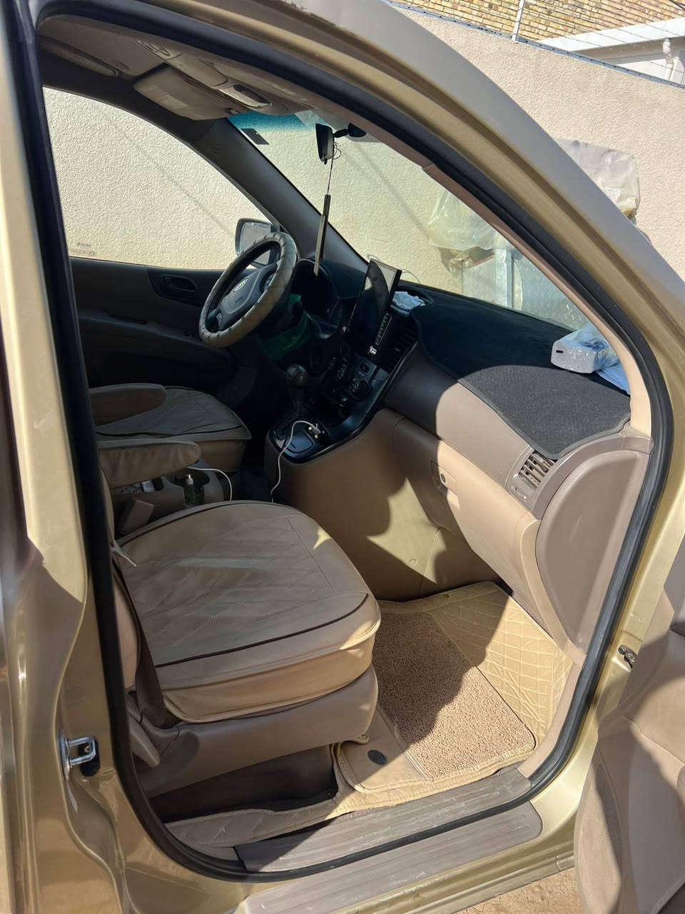 السلام عليكم رمضان كريم عليكم
كيا سيدونا امريكي موديل. 2011  
سياره جديده وجاهزه للاخير 
مكينه كفاله بشرط جديده الاخير  
كير 
حداديه
تخم تاير
السياره كفاله عامه 
ماشيه 114 الف حقيقي بعده جديده وضع الشركه 
بابل الشوملي 

السعر150 $ وبيها مجال 

***********
