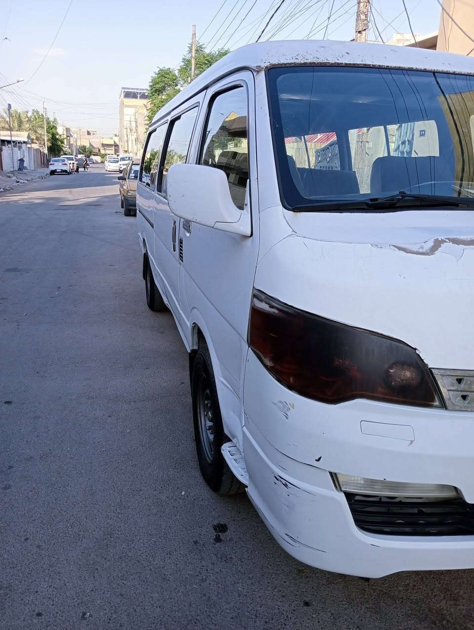 السلام عليكم H1 شركة عامة 14 استلمتها ب15 على ايدي كلشي بلادي بيها دافع اقساطها كلها بس ما راجعت مرور عليها غرامات مليون ونص وعليها ضريبة مليون الي يشتريها هو يدفعهن عارضها ب40 وبيها مجال مكينة وكير واكسل وتبريد خير من الله بس بيها ملاحظات بس سيارة بلادية مكانها حي العامل ***********
