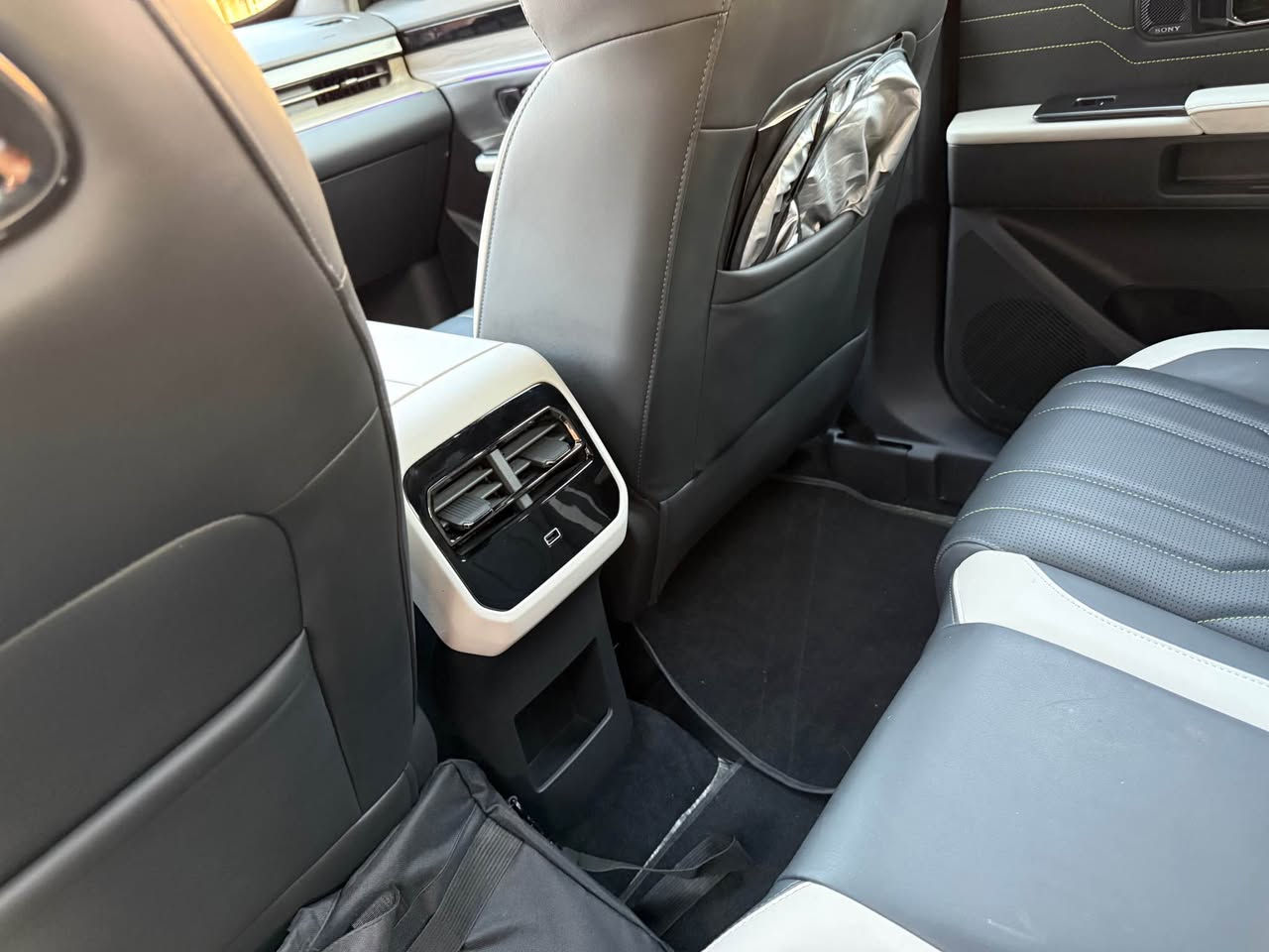 للبيع Jetour L6 PHEV Full Option موديل 2024

🔹 اللون: أسود
🔹 الممشى: 18,000 كم فقط
🔹 محرك 1.5 تيربو + Plug-in Hybrid (PHEV)
🔹 قوة النظام حوالي 360 حصان
🔹 مدى كهربائي حتى 125 كم
🔹 شحن سريع DC
🔹 فتحة سقف بانورامية
🔹 كاميرات 360°
🔹 رادار ومثبت سرعة ذكي
🔹 حساسات أمامية وخلفية
🔹 دخول وتشغيل ذكي (Smart Key)
🔹 شاشة وسطية كبيرة + عدادات رقمية
🔹 مقاعد جلد كهربائية
🔹 المقاعد الأمامية تبريد وتدفئة (Ventilated & Heated Seats)
🔹 إنارة LED كاملة

السيارة بحالة ممتازة جدًا، استخدام شخصي، نظيفة جدًا، وجاهزة للفحص بأي مركز ترغب به.

📍الموقع: أربيل

📞 للتواصل: *********** أربيل, العراق
