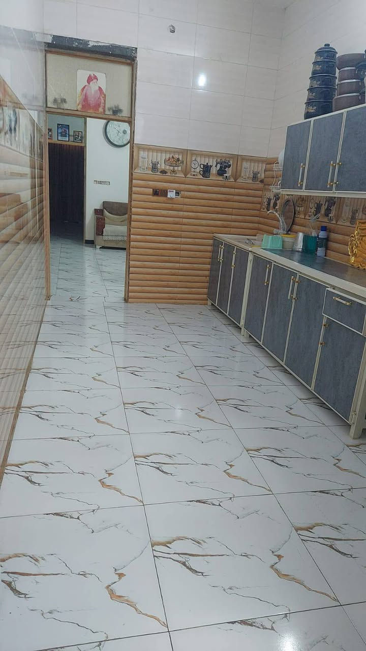 سلام وعليكم بيت للبيع 200 متر طابقين الطابق لثاني بعده ما كامل وره بيت عوين لبيت يتكون طارمه وستقبال وغرف ثنين جوه وصاله وحمام داخلي وخارجي وستقبال لطابق ثاني غرفه چبيره  ومطبغ وحمام وبسعر 61 وبي مجال البيت كله طابوق  للنتصال ***********
