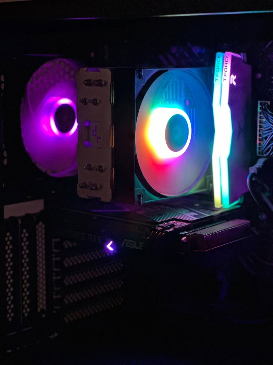 السلام عليكم تجمعية العاب قويه بسعر مناسب جداً
GPU RTX ASUS 3060 12GB 2FAN  RGB 
الكارت لا مفتوح ولا شي نظيف ١٠٠٪؜ 
CPU CORE I5 12400F  6 CORES 12 THREADS 
RAM T.FORCE  8X2 16GB 3600HZ RGB WHITE 
MOTHERBOARD ASUS PRIME H610M 
STORAGE SSD 256 GB
HHD 1000Gb 
POWER SUPPLY MSI 600+80 SILVER 
مبرد غازي AG400
CASE 4FAN ARGB BLACK COLOR 
متغير لاكثر لاكثر من عشر انماط 
تجمعية حلوه وبرانداته مرتبه 
جامه الكيس موجوده ✅

شاشه  كيمنك 

MONITOR gaming 
27 inch  
165Hz
IPS 
1MS 
ستاند كبير +RGB بالضهر لدات  
شاشه رهيبه  

سعر الكيس والشاشه مليون و100 الف فقط ✅
مكاني بغداد الدوره ✅
يوجد توصيل لكل المحافظات ✅


**إذا كنت صاحب هذا الإعلان وتريد حذفه لأي سبب، رجاءا أرسل رسالة إلى الدعم الفني**