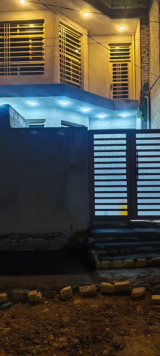 اسلام عليكم بيت مساحة 120متر  محافظة بابل حله حي الشاوي بضهر الشارع طابو صرف بناء جديد يحتوي على طابقين بناء جديد صاله 6شهر من كمل طابق الاول يحتوي على غرفه ومطبخ وصاله وكندور وحمام ومنور طابق الثاني يحتوي على غرفتين وكندور رقم تلفون ***********
