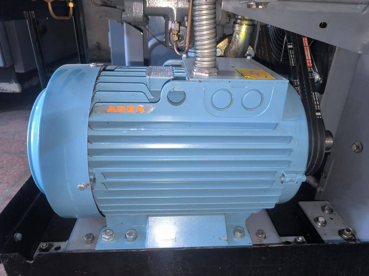 🔧 المنتج: كومبريسر هواء 15 حصان
⚡️ الموديل: ATLAS COPCO GA 111
⚡موديل 1984 
⚡ضغط 7,5 بار
⚡حوالي 1,6 متر مكعب / دقيقة

📍 العنوان: حي القادسية – خدمي شارع الصب – مقابل معرض النجف الدولي
📞 للاستفسار: ***********
